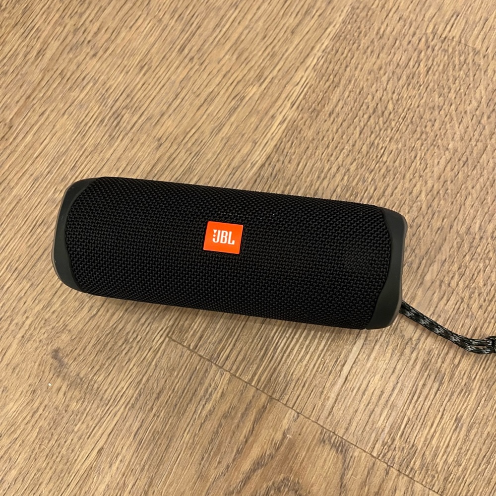JBL Flip 5 portable Bluetooth speaker